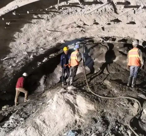 丰满隧道拱顶带模注浆料，微膨胀注浆料的特点及施工工艺